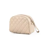 Portacosméticos color beige con diseño acolchado en forma de rombos y logo XL plateado en el centro. Tiene correa de mano y cierre superior.