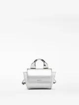 Mini bolso plateado con acabado metalizado efecto espejo, solapa con cierre magnético y asa de mano. Incluye bolsillo interior y asa larga regulable y extraíble.