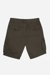 Bermuda cargo color verde oliva, con bolsillos laterales amplios, botón y cierre. Confeccionada en tela resistente y liviana.