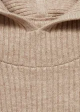 Jersey de punto de canalé color beige, con capucha, cuello alto, manga larga, diseño crop y corte slim fit.