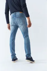 Pantalón jean negro de corte recto, tiro medio, con logo bordado y presillas para cinturón.
