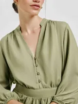 Vestido corto color verde oliva, con escote en V, mangas 3/4 abullonadas y falda acampanada.