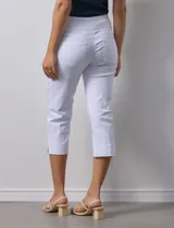 Pantalón capri blanco de gabardina elastizada, marca Ruby Rd. Con pretina ancha elastizada, bolsillos delanteros simulados y bolsillos traseros aplicados.