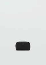 Neceser pequeño color negro de tela de nylon con forro interior, cierre de cremallera y logo metálico en el frente.