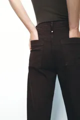 Pantalón de jean azul oscuro, de tiro alto y corte wide leg.