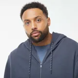 Buzo azul de piqué con cierre de cremallera frontal, capucha con cordones ajustables y bolsillos laterales.