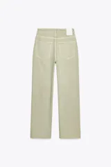 Jeans color verde claro de tiro alto, corte recto y largo tobillero.