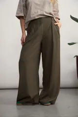 Pantalón de vestir verde militar, de corte palazzo, con pinzas en la cintura y bolsillos laterales.
