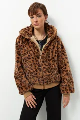 Campera de peluche color crema con capucha y forro de corderito. Tiene cierre frontal, puños y ruedo acanalados.