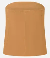 Blusa color ocre de sastrería en tejido twill de viscosa, sin breteles y con friso en el busto.