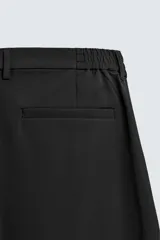 Pantalón regular fit color azul marino, confeccionado en tejido elástico. Cuenta con bolsillos frontales, bolsillos traseros de vivo con botón y cierre frontal con cremallera y botón.