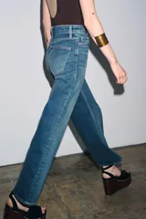 Pantalón de jean azul de corte ancho, tiro alto y largo hasta el tobillo.