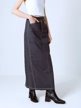 Falda larga Adidas color gris oscuro con finas rayas verticales blancas. Tiene bolsillos delanteros y logo de la marca bordado en el bolsillo trasero.