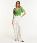 Blusa cropped de punto color verde, con escote cruzado en V y mangas cortas.
