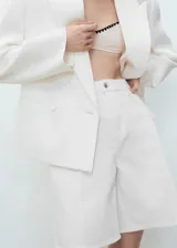 Short de algodón blanco, estilo vaquero, con tiro alto, trabillas, cierre de cremallera y botón, cinco bolsillos y corte recto.