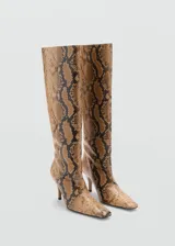 Bota alta color marrón con estampado de piel de serpiente, taco fino y punta fina.