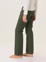 Jean recto de gabardina color marrón/camel, con pespuntes contrastantes en color negro. Presenta un detalle de atraque rojo en el bolsillo trasero.