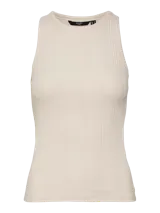 Musculosa color arena de punto canalé, con cuello redondo y sisas amplias.