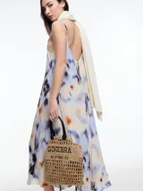 Vestido largo de breteles finos confeccionado en viscosa crinkled con estampa de manchas. De escote en V y silueta evasé, tiene una caída fluida que acompaña el movimiento. El efecto arrugado del tejido le da textura y carácter a una prenda fresca y versátil.