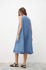 Vestido midi celeste de lino, corte recto y sin mangas.