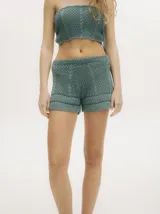 Short tejido a crochet color verde azulado, con cintura elastizada.