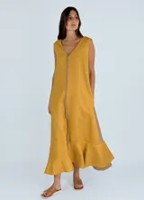 Vestido largo color ladrillo, sin mangas, con escote en V y detalle de costura vertical en el centro.