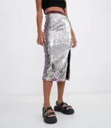 Pollera midi de cintura alta con elástico y lettering 'Know Your Worth', con tajo lateral y diseño rayado de lentejuelas multicolores.