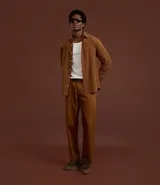 Pantalón de hombre de sarga color gris oscuro, de corte recto, con cintura con trabilla, cierre tradicional y bolsillos.