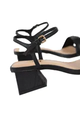 Sandalias negras de cuero vacuno con tira ancha, pulsera fina ajustable al tobillo y tacón bloque de 5 cm.