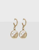Aros tipo argolla dorados con dije circular esmaltado con diseño místico de sol y estrellas.