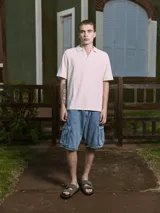 Polo de manga corta color crema, con cuello tipo polo y corte relajado.