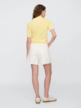 Short de jean blanco de tiro alto con cordón ajustable en la cintura y corte holgado.