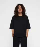 Remera negra de manga corta con corte holgado, confeccionada en tejido de buceo activo supersuave.