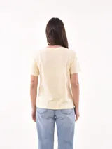 Remera negra con estampado frontal de texto en blanco, de corte clásico.