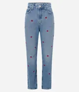 Pantalón mom jeans celeste con bordados de frutillas rojas.