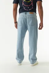 Pantalón jean negro de corte amplio y tiro medio.