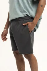 Short de jogging gris con cintura elástica y ruedo desflecado.