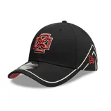 Gorra negra con logo frontal bordado en rojo y logo de New Era bordado en blanco en el lateral. Visera curva con borde blanco y detalle rojo en la parte inferior.