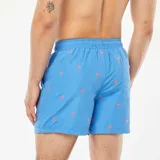 Short de baño celeste con estampado de flamencos rosados y cordón ajustable en la cintura.