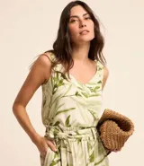 Blusa sin mangas confeccionada en viscolino con escote en V, breteles finos drapeados y estampado de follaje.