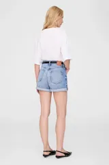 Remera blanca de algodón con estampado de la marca Anine Bing, con la inscripción "EST. ANINE BING 2012 LOS ANGELES".