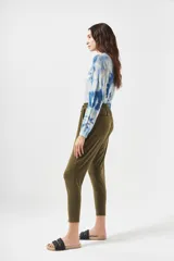 Pantalón babucha color verde militar, con cintura elástica ajustable con cordón.