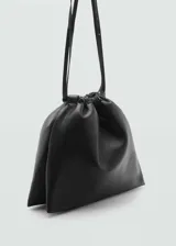 Bolso shopper negro de piel ovina con detalle fruncido, asa ajustable y bolsillo interior.