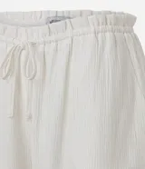 Pantalón recto de viscosa texturizada color blanco, con lazo en la cintura.
