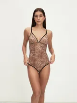 Body de lycra color marrón con estampado animal print de leopardo y terminaciones en negro. Tiene breteles finos regulables y escote en V.