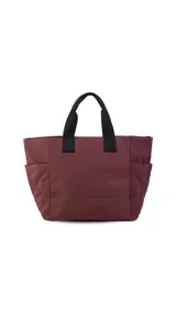 Cartera negra tipo tote bag con diseño capitoneado, doble asa corta y correa larga ajustable. Incluye bolsillos laterales y bolsillo frontal amplio.