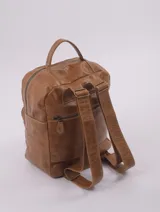 Mochila de cuero color marrón con asa superior y correas ajustables. Tiene un bolsillo con cierre en el compartimento principal, un bolsillo sin cierre para el celular y un porta llaves. En el exterior cuenta con dos bolsillos delanteros con cierre y un bolsillo trasero con cierre.