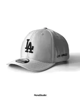 Gorro de béisbol gris con el logo de Los Angeles en negro bordado en el frente y la inscripción "Los Angeles" bordada en el lateral.