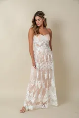 Vestido de tul bordado con encaje y perlas, diseñado con corsé armado y corte palabra de honor.