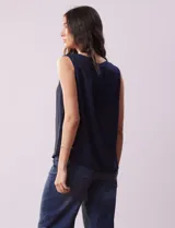 Blusa azul de gasa marca Zac & Rachel, con cuello a la base, escote en V y lazo de ajuste.